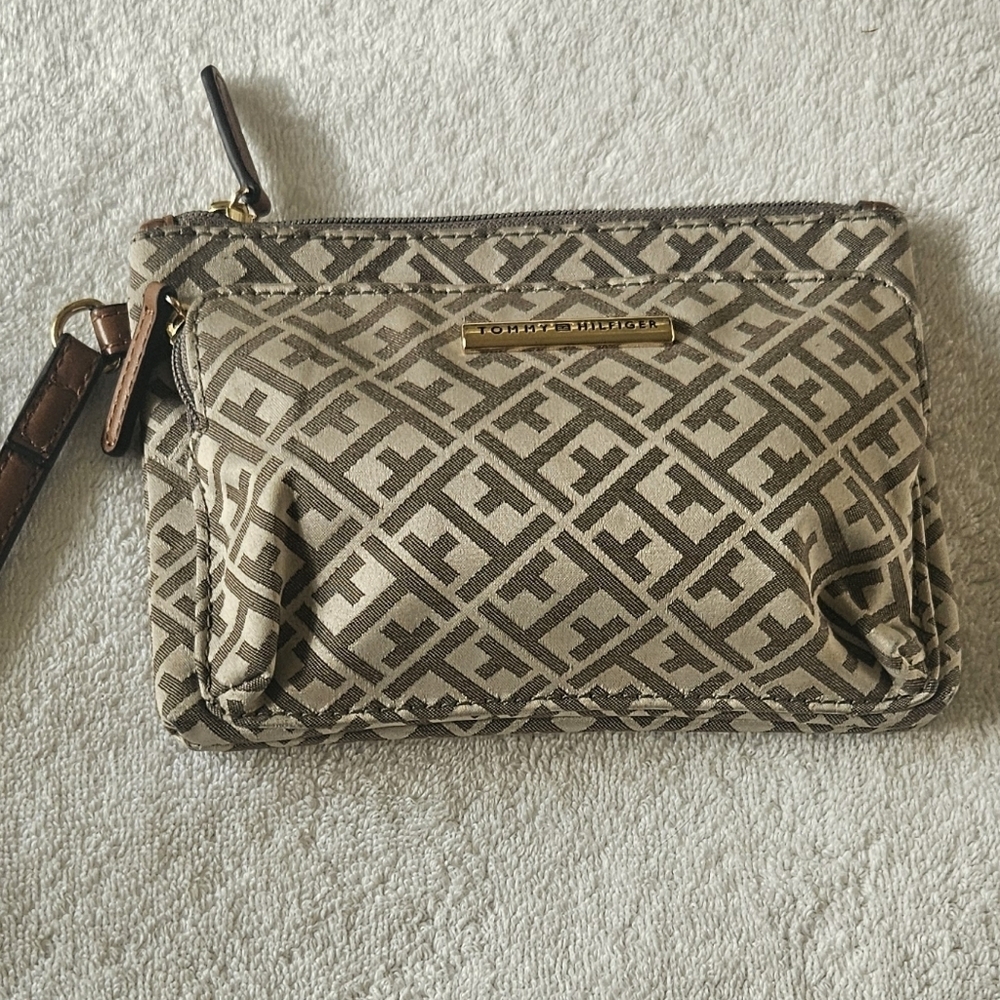 Tommy Hilfiger Signature Logo Print Brown Wristlet Pouch Zipper Leather Trim
